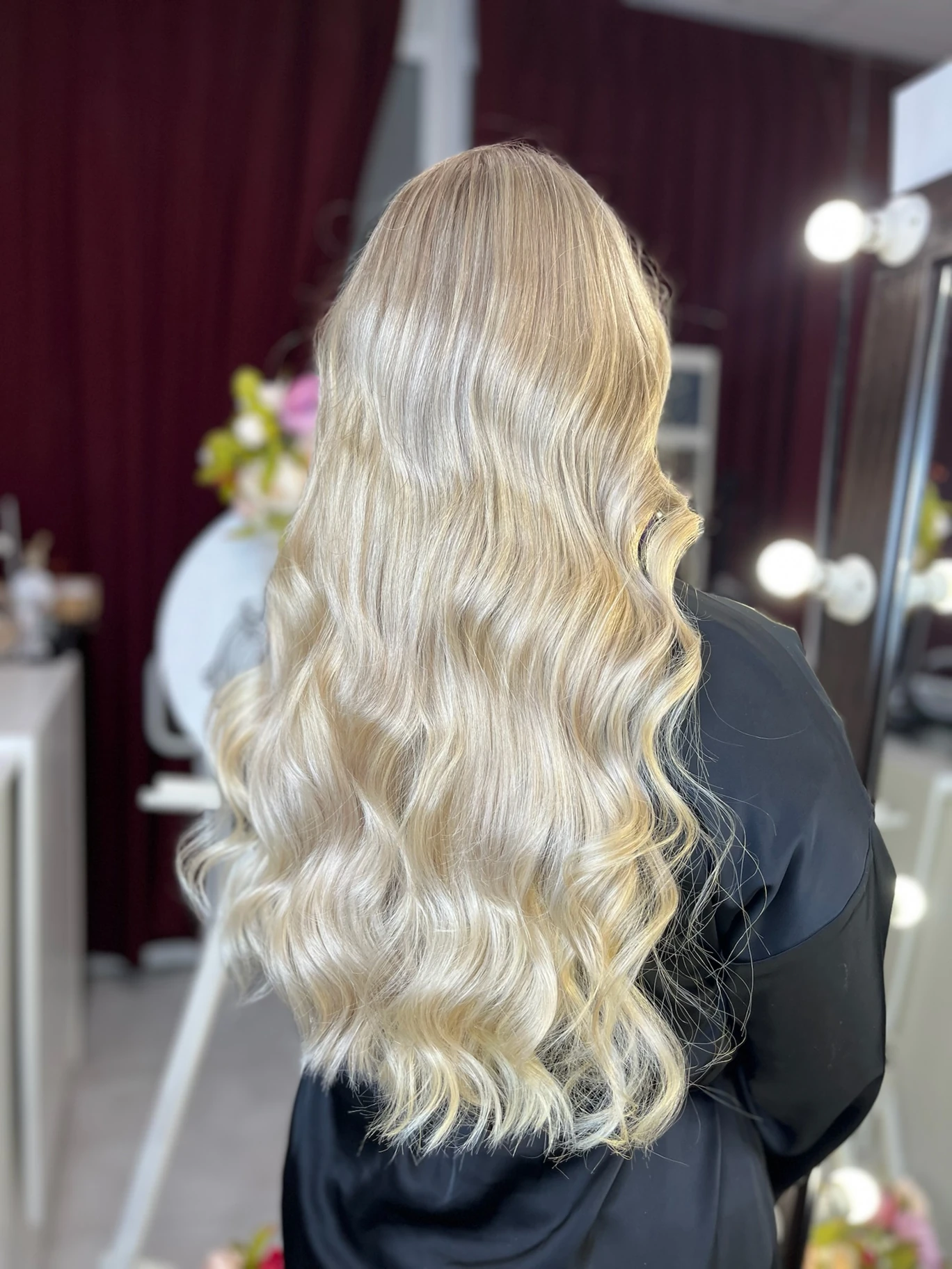 Довге світле волосся з хвилястими локонами — робота Beauty Room